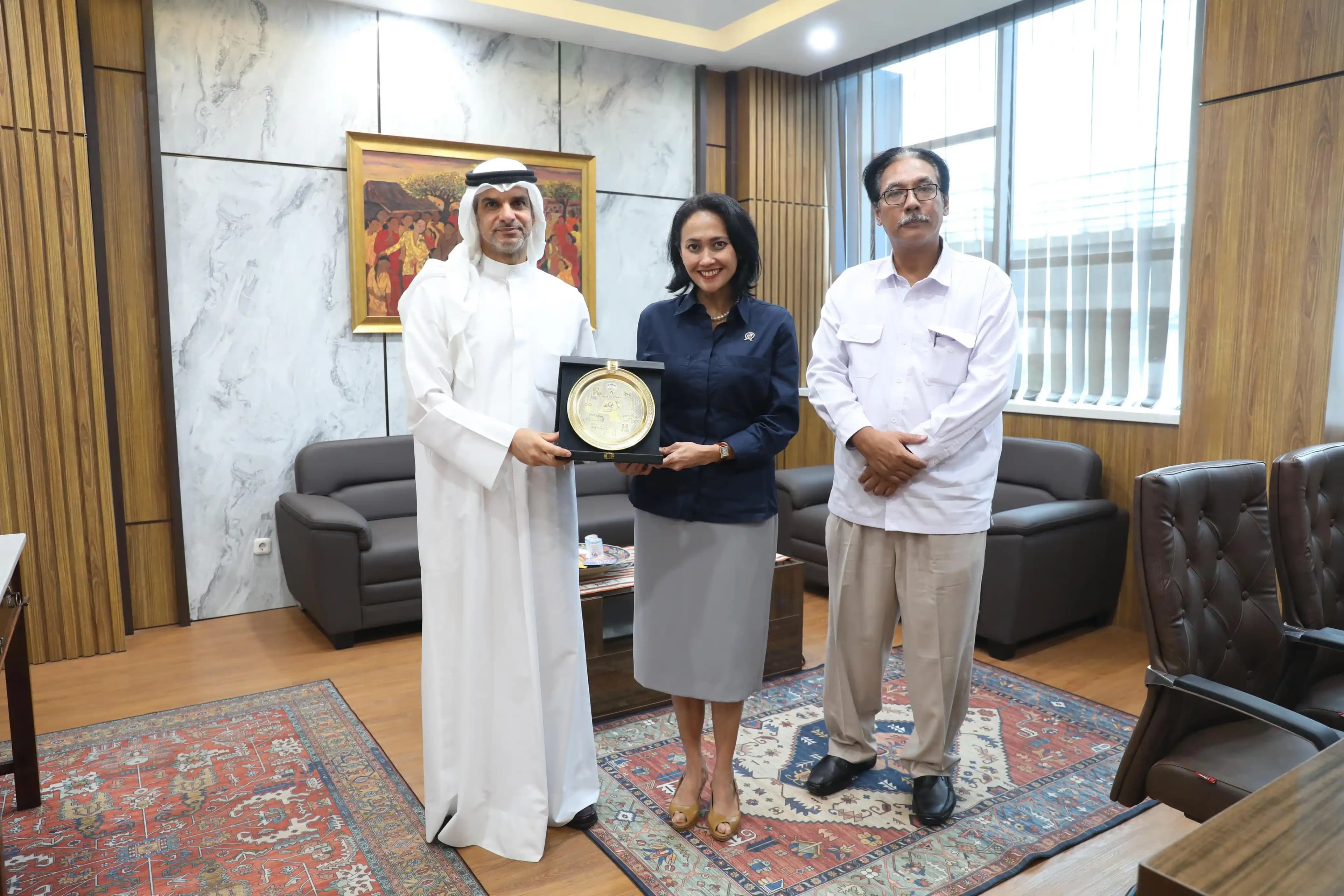 Wamen P2MI Christina Aryani brrsama Duta Besar Kuwait Khalid Jassim Al Yassin. (Dok. KemenP2MI)
