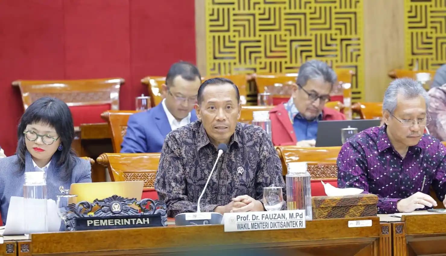 Wamendiktisaintek Fauzan saat memberikan penjelasan di Komisi X DPR. (foto. rizal)