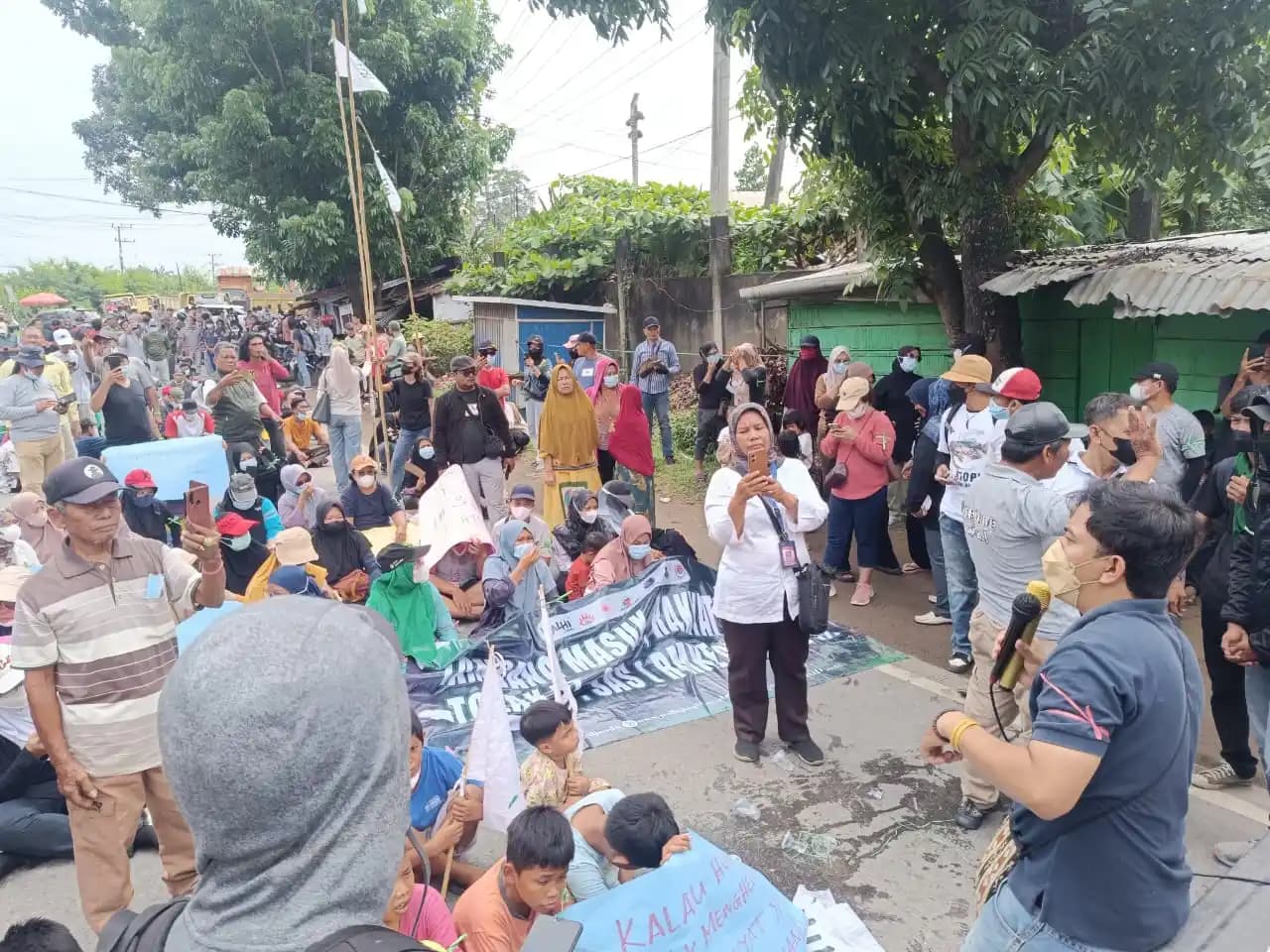Warga bersama Barisan Perjuangan Rakyat (BPR) dan WALHI Jambi