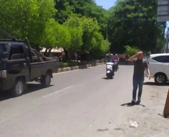 Warga di Banda Aceh berjalan di tengah panas matahari