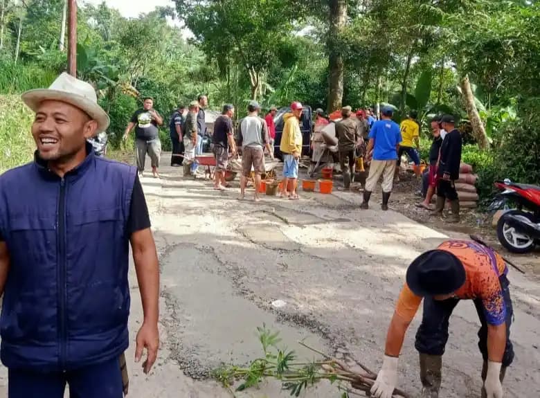 Warga Pusaka Mulya lagi bekerja bergotong royong perbaiki jalan rusak