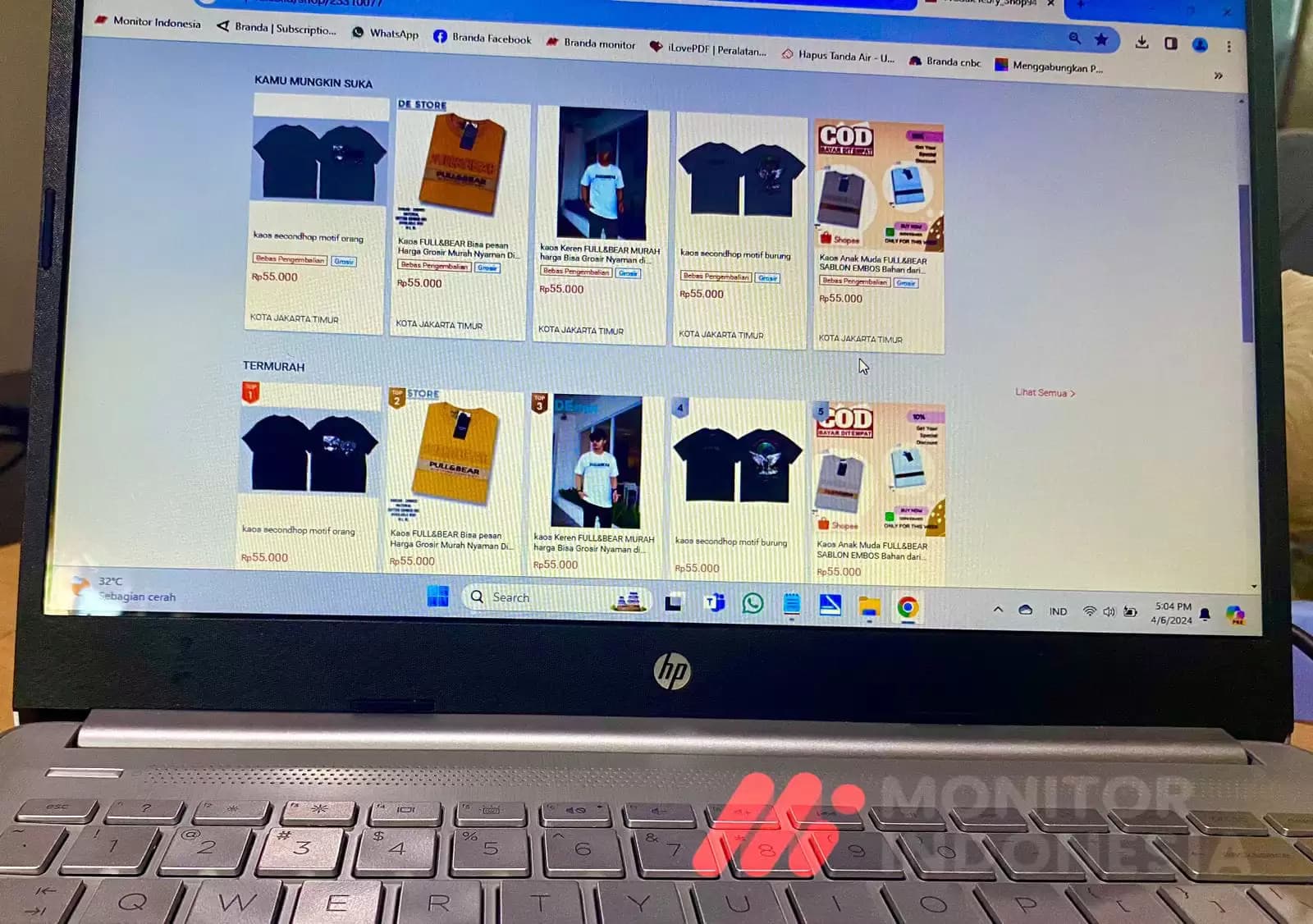 Warga sedang belanja online