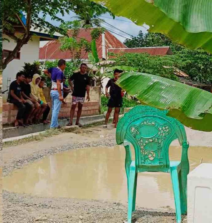 Tamparan Keras untuk Pemkot Kendari, Warga Tanam Pohon Pisang Ditengah Jalan