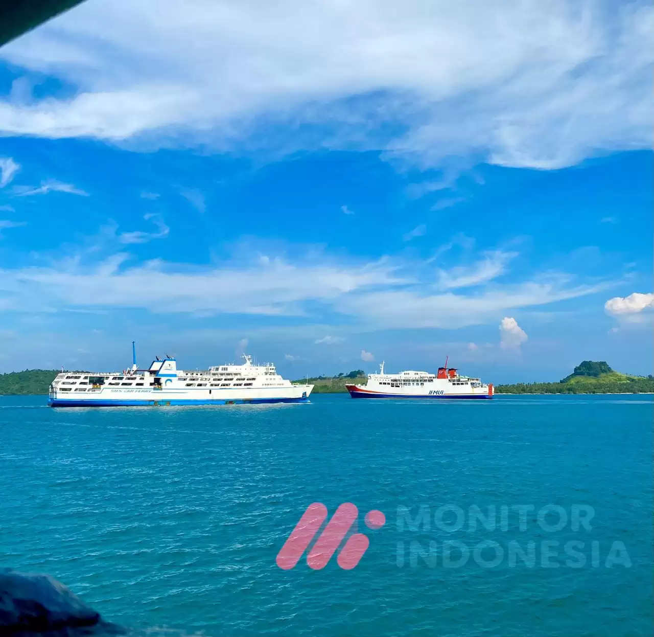 Kapal Ferry di Tengah Laut Selat Sunda1