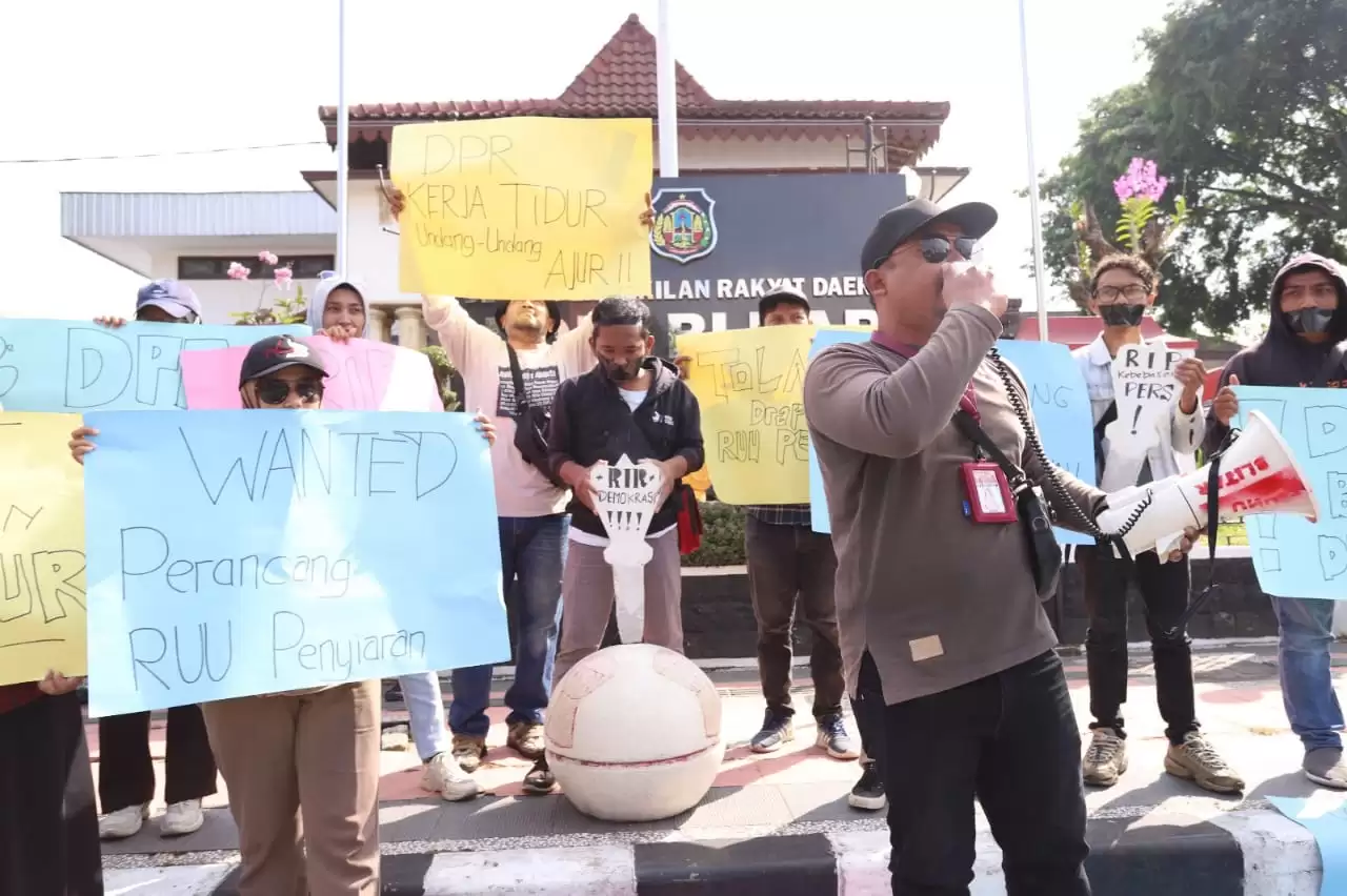 Wartawan Tabur Bunga di Depan Gedung DPRD Kota Blitar - 'DPR Kerja Tidur, Undang-Undang Ajur!', 'RIP Kebebasan Pers'2