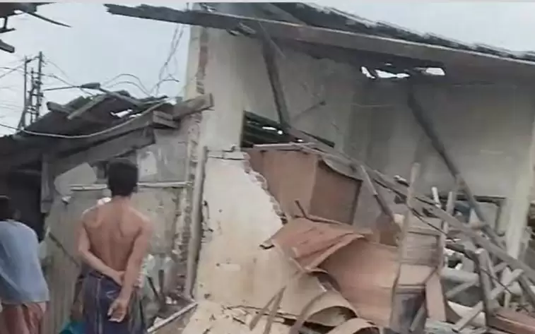 Salah satu rumah warga di Mapak Indah Kota Mataram, Provinsi Nusa Tenggara Barat, rusak akibat abrasi pantai yang terjadi pada Rabu-Kamis (13-14/3-2024). (Foto: ANTARA)