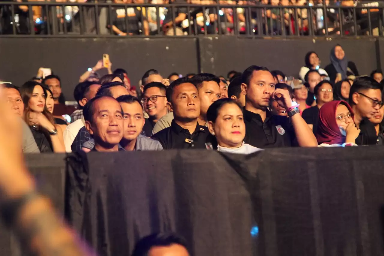 Presiden Jokowi dan Ibu Negara Iriana tampak nyaman menyaksikan konser NOAH di di BCIS Ancol (Foto: Istimewa)