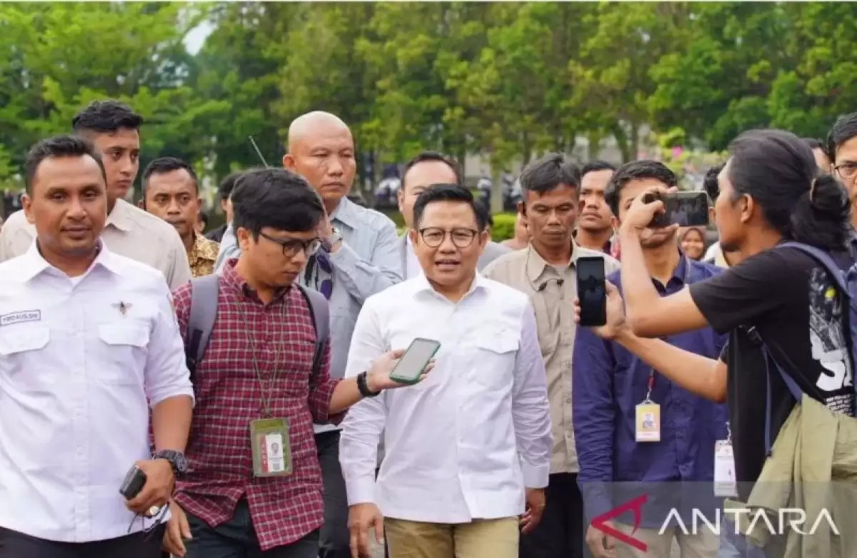 Calon Wakil Presiden nomor urut 1 Abdul Muhaimin Iskandar (kemeja putih) saat diwawancarai wartawan terkait program food estate, di Padang (Foto: Antara)