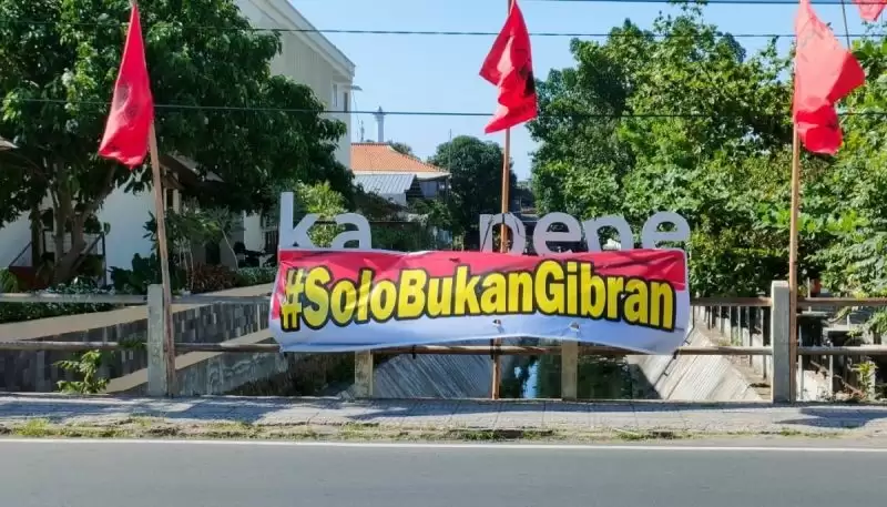 Baliho bertuliskan #SoloBukanGibran yang terpasang di Jalan Setia Budi, Kota Surakarta, Jawa Tengah. (Foto: ANTARA)