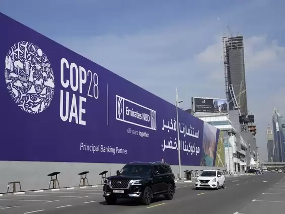 Spanduk Pertemuan COP 28 di Dubai (Foto: AP)
