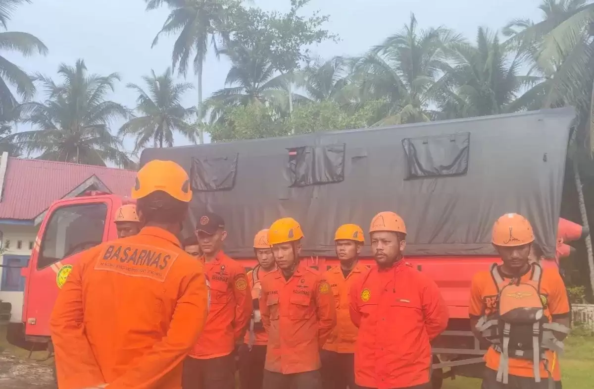Tim SAR mendapat pengarahan sebelum diterjunkan mencari para korban bencana banjir bandang dan tanah longsor di beberapa wilayah Pesisir Selatan, Sumatera Barat, Minggu (10/3/2024) (ANTARA/HO-Basarnas Padang)