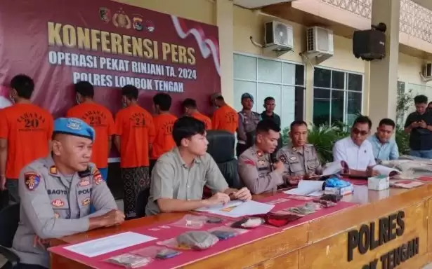 Wakapolres Lombok Tengah, Provinsi NTB, Kompol M Nasrullah saat konferensi pers pengungkapan kasus hasil operasi pekat 202 di Praya, Selasa (19/03/2024) (Foto: ANTARA)