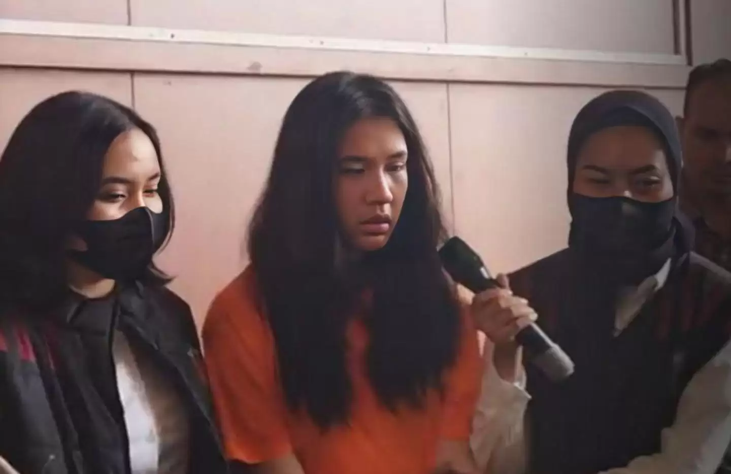 (Foto: mahasiswa Ghisca Debora Aritonang (19) menggunakan baju tahanan oranye di Mapolres Metro Jakarta Pusat, Senin, 20 November 2023)