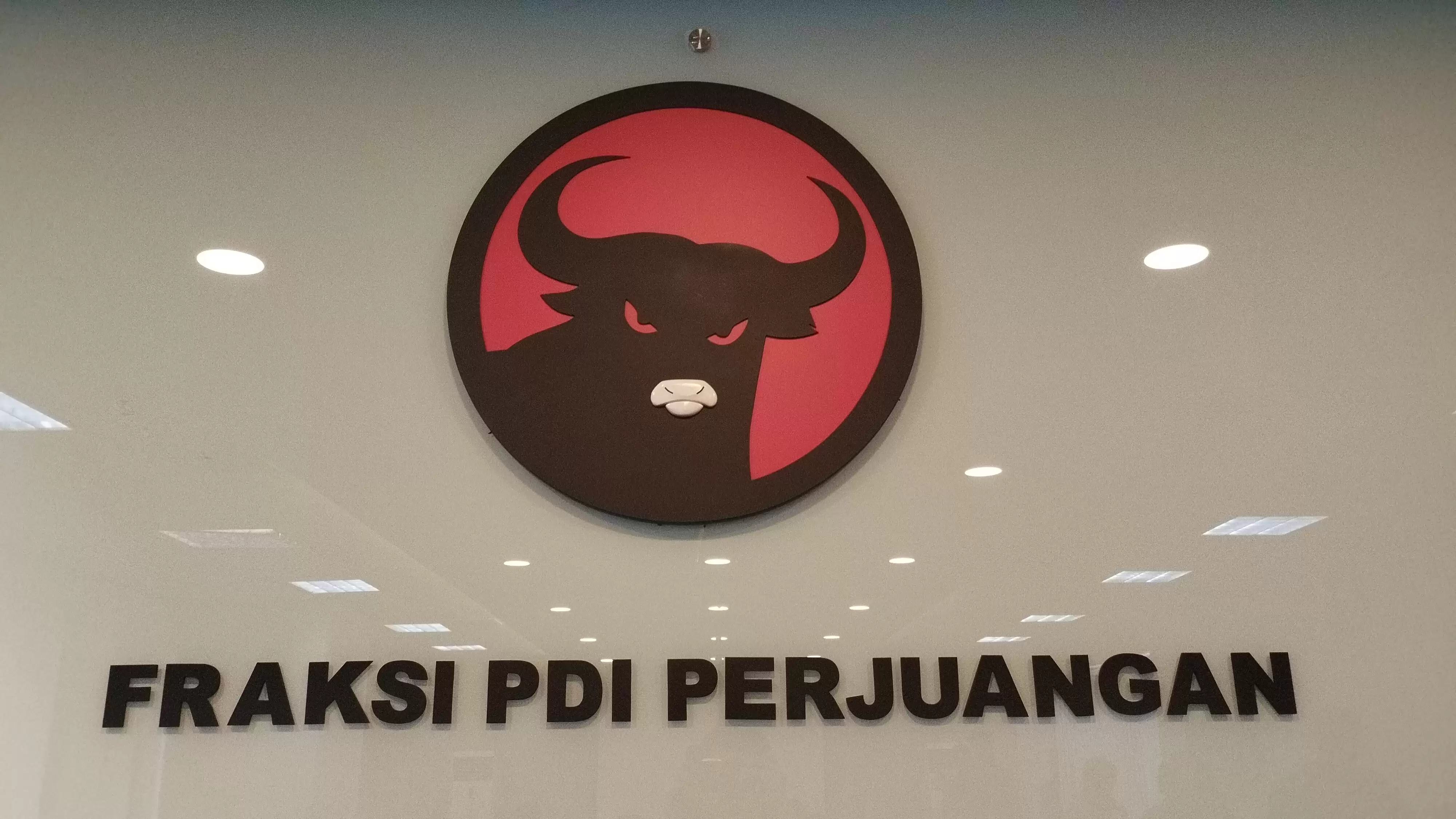 Logo Fraksi PDIP terpampang di gedung Nusantara I DPR RI (Foto: MI/Dhanis)