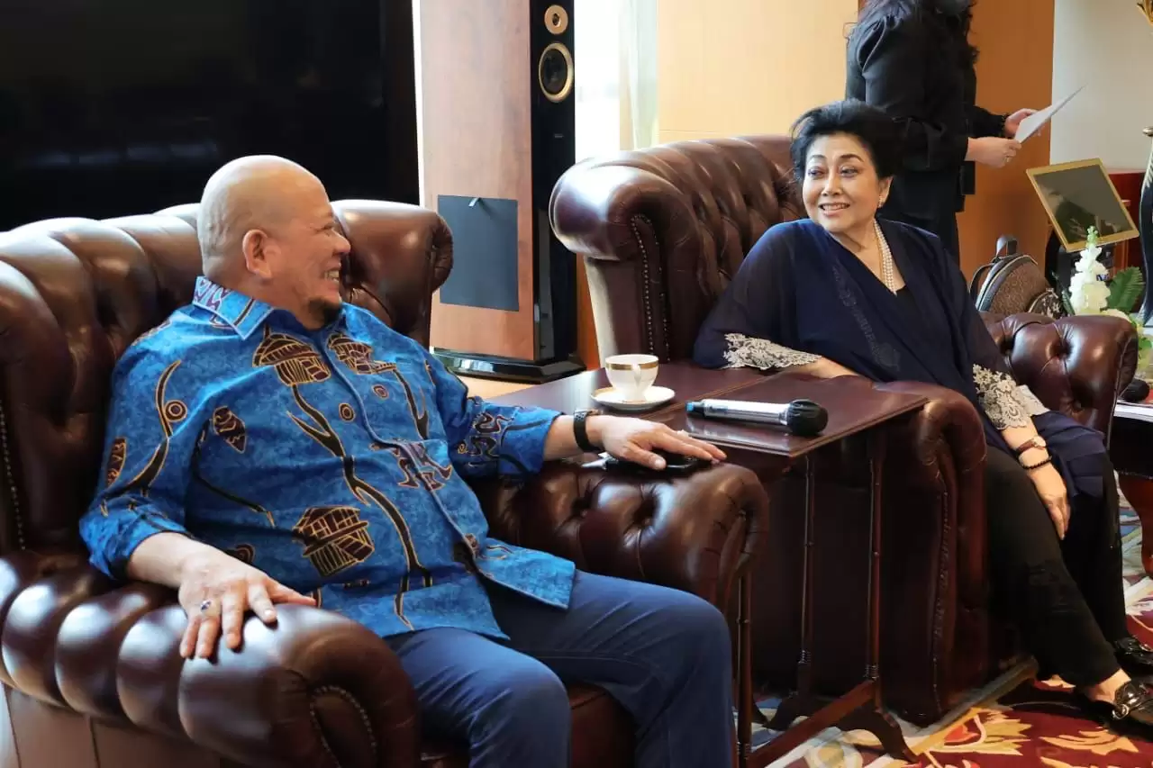 Ketua DPD RI AA LaNyalla Mahmud Mattalitti bertemu dengan Ketua Umum WALUBI, Hartati Murdaya di kantor WALUBI, Kemayoran, Jakarta Pusat, Senin (16/10)
