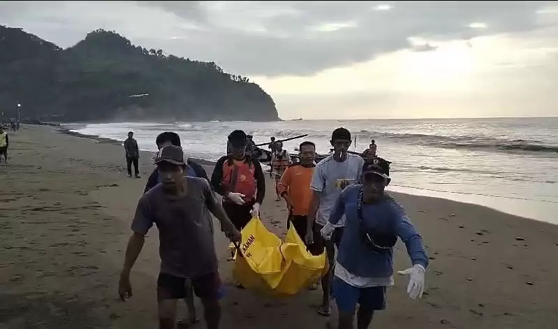 Korban yang ditemukan meninggal  setelah terseret ombak Pantai Karangbolong, Kebumen (Foto: Istimewa)