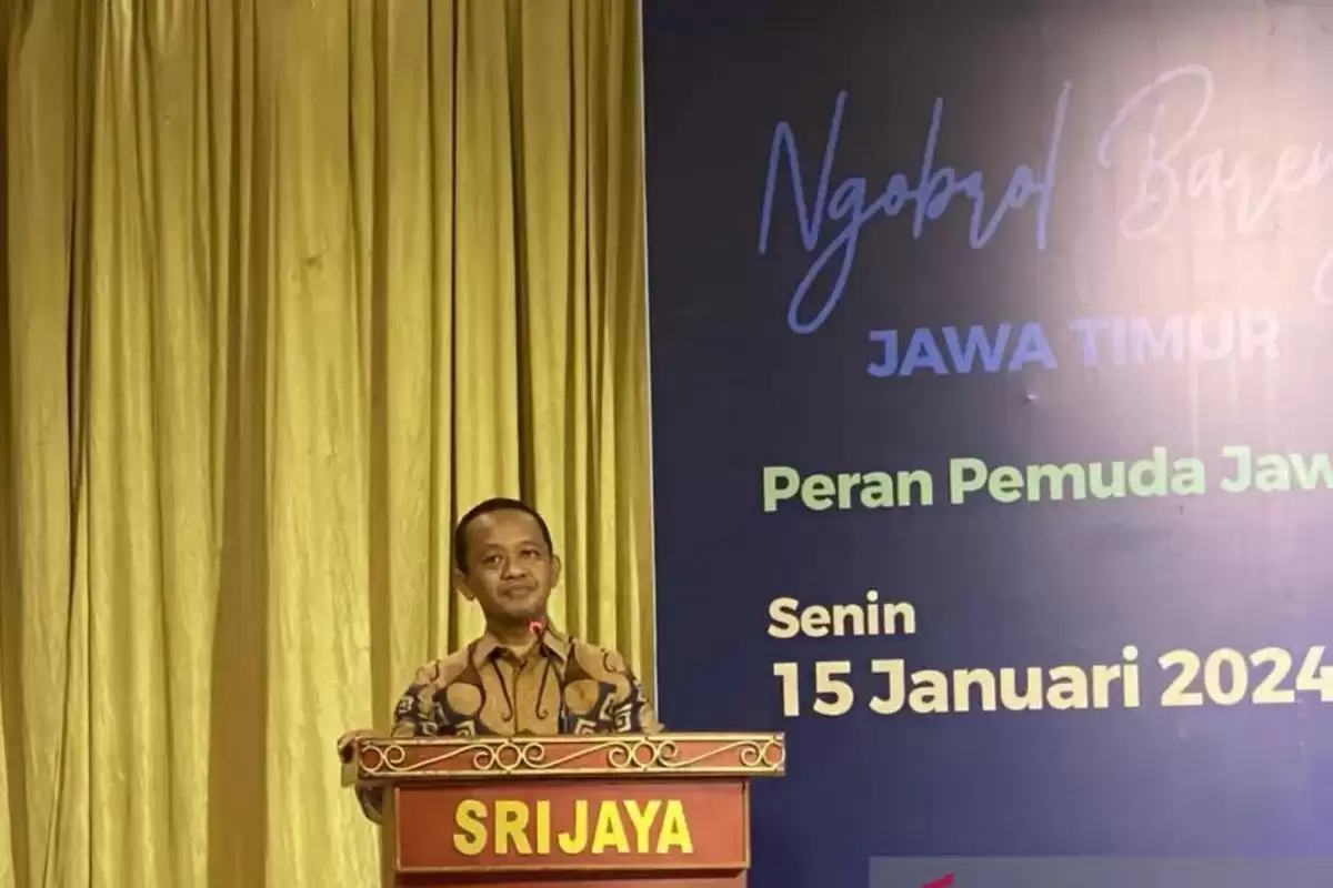 Menteri Investasi/Kepala Badan Koordinasi Penanaman Modal (BKPM) Bahlil Lahadalia saat menyampaikan pidato sambutan dalam acara "Roadshow Indonesia Emas" di Surabaya, Senin (15/1/2024) sore. (Foto: ANTARA)