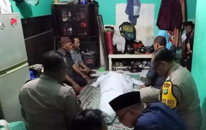 Ketua KPPS Nomor 70 Kelurahan Rawabadak Utara, Iyos Rusli meninggal dunia akibat kelelahan di Jakarta Utara, Kamis (15/2/). [Foto: Doc. MI]