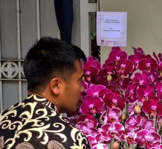 Presiden Jokowi mengirim karangan bunga ke kediaman Megawati Soekarnoputri di Jalan Teuku Umar, Menteng, Jakarta, Selasa (23/1). [Foto: ANTARA/Narda Margaretha Sinambela]