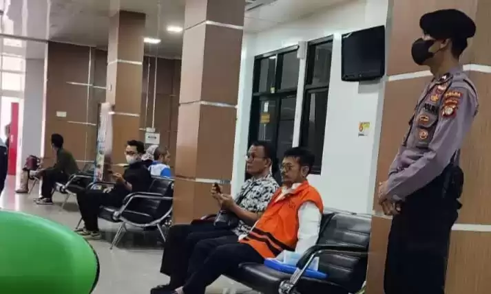 Eks Mentan Syahrul Yasin Limpo sedang duduk di ruang tunggu sebuah Rumah Sakit (Foto: Dok MI)