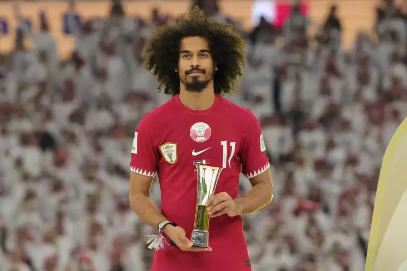 Akram Afif mendapatkan trofi Top Goal Scorer Award, saat serenoni juara usai final Piala Asia 2023 antara Yordania dan Qatar di Stadion Lusail di Lusail, utara Doha, Qatar, pada 10 Februari 2024. (Foto: AFP/GIUSEPPE CACACE)