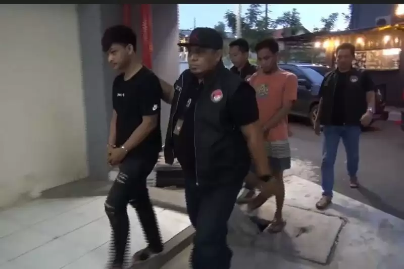 Dua pria berinisial ADR dan RZ yang memasok narkoba bagi artis lawas Ibra Azhari digiring polisi di Polres Metro Jakarta Barat. [Foto: Antara]