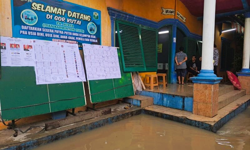 Sejumlah akses menuju TPS di RW 020, Kelurahan Bencongan, Kecamatan Kelapa Dua, Kabupaten Tangerang, Banten terendam banjir. (Foto: ANTARA)