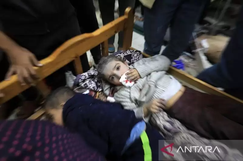 Anak-anak yang terluka terlihat di sebuah rumah sakit di kota Khan Younis di Jalur Gaza selatan. (Foto: ANTARA/Xinhua/Yasser Qudih/aa)