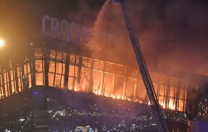 Tim penyelamat berusaha memadamkan api di tempat konser Crocus City Hall yang terbakar menyusul serangan oleh sekelompok pria bersenjata di Moskow, Rusia, 22 Maret 2024. (Foto: ANTARA)