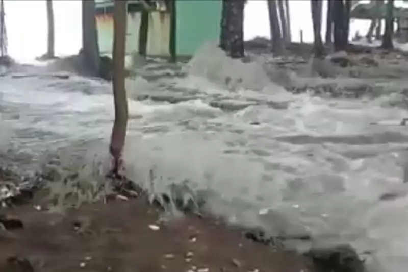 Banjir rob yang melanda wilayah pesisir Pantai Palabuhanratu, Kabupaten Sukabumi, Jabar pada Selasa (12/3/2024). [Foto: ANTARA]