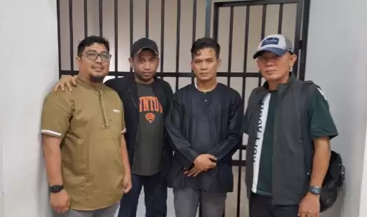 Tersangka HMFA, Direktur PT Bonai Riau Jaya (kedua dari kanan) (Foto: Dok MI)
