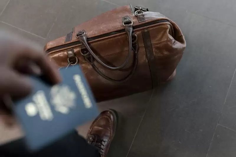 Ilustrasi seseorang dengan tas dan paspor bersiap liburan (Foto: Antara/Pexels/nappy)
