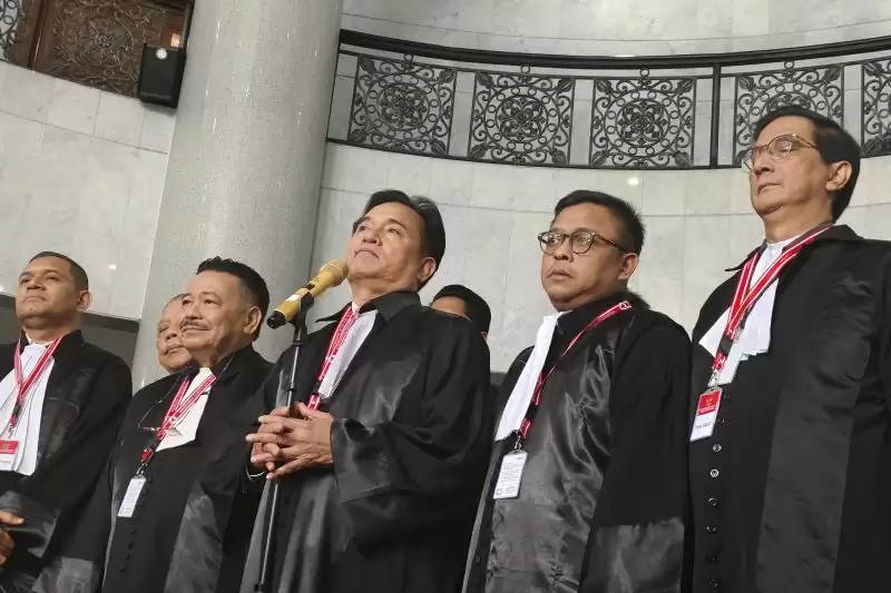 Ketua Tim Pembela Prabowo-Gibran Yusril Ihza Mahendra (tengah) menjawab pertanyaan awak media di Gedung Mahkamah Konstitusi, Jakarta, Rabu (27/3/2024). (Foto: ANTARA)