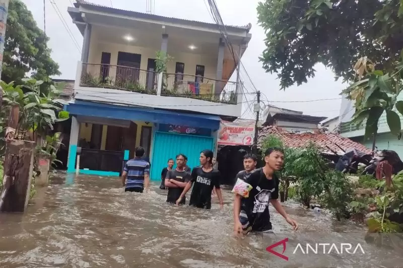 Sejumlah warga menerobos banjir akibat luapan kali Mampang di Jakarta Selatan, Kamis (4/1) (Foto: ANTARA)