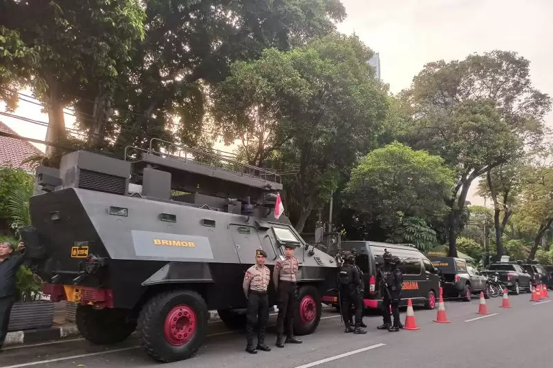 Mobil taktis sebagai pengamanan khusus mengantisipasi ancaman saat debat perdana Capres 2024 di Kantor KPU, Jakarta Pusat, Selasa (12/12). (Foto: ANTARA/Siti Nurhaliza)