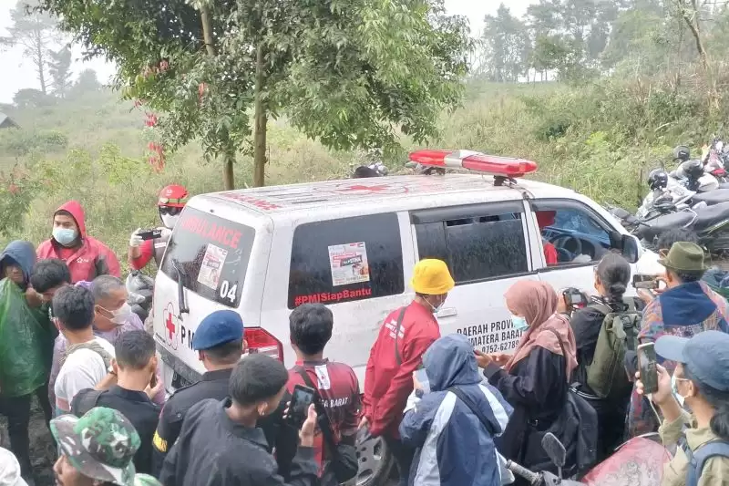 Tim gabungan memasukkan korban erupsi Gunung Marapi untuk dibawa ke RSAM Bukittinggi, Selasa, (5/12) (Foto: ANTARA)