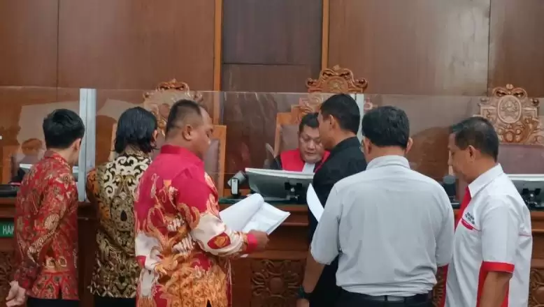 Hakim Tunggal PN Jaksel Delta Tama (keempat kanan) memeriksa dokumen yang dijadikan alat bukti di Jakarta, Kamis (22/2). [Foto: ANTARA/Khaerul Izan]