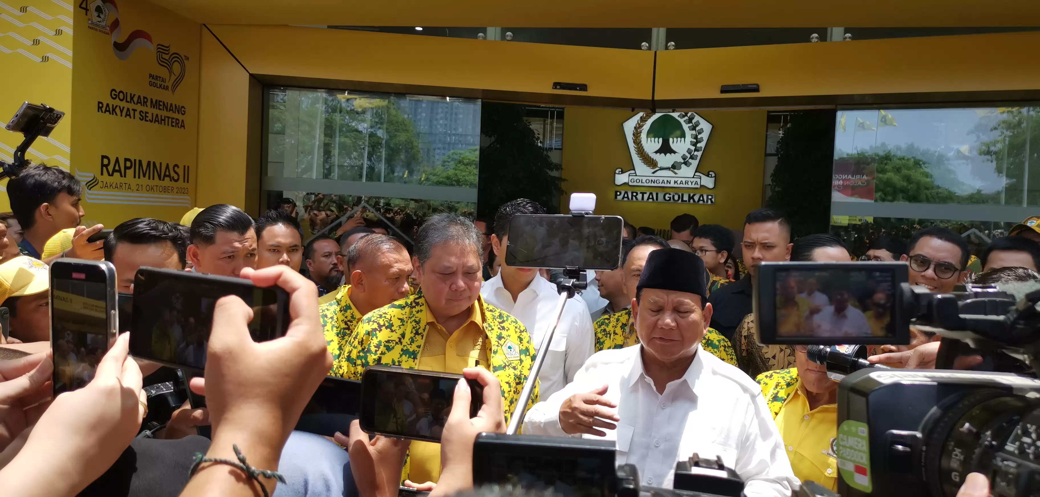 Ketua Umum Partai Golkar Airlangga Hartarto (kiri) dan Calon Presiden nomor urut 2, Prabowo Subianto (kanan) (Foto: MI/Dhanis)