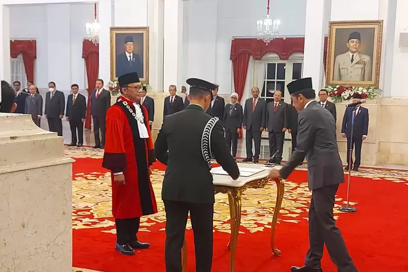 Presiden Joko Widodo menandatangani berita acara pengangkatan sumpah jabatan Ridwan Mansyur, sebagai Hakim MK di Istana Negara, Jumat (8/12). (Foto: ANTARA/Andi Firdaus)