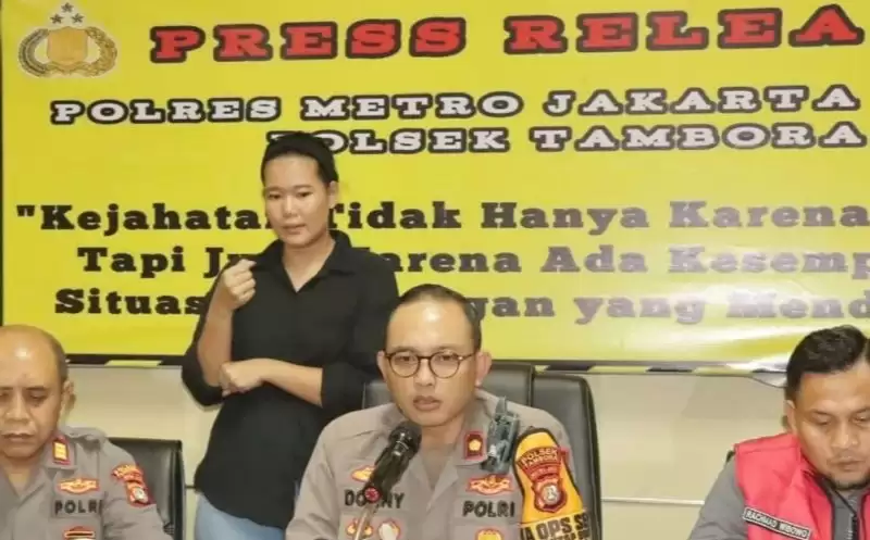 Kapolsek Tambora Polres Metro Jakarta Barat Kompol Donny Agung Harvida saat mengadakan konferensi pers di Jakarta, Sabtu (23/3/2024). (Foto: ANTARA)