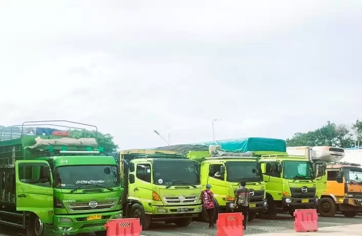 Suasana penumpukan kendaraan besar di area kantong parkir pelabuhan Bakauheni Lampung. (Foto: ANTARA)