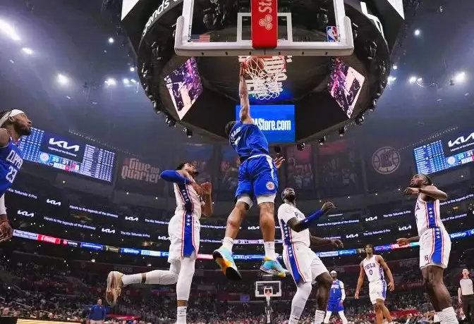 Pebasket LA Clippers Kawhi Leonard (2) melakukan dunk saat pertandingaan NBA melawan Philadelphia 76ers di Crypto.com Arena, Los Angeles, California, AS (17/1/2023). (Foto: ANTARA)