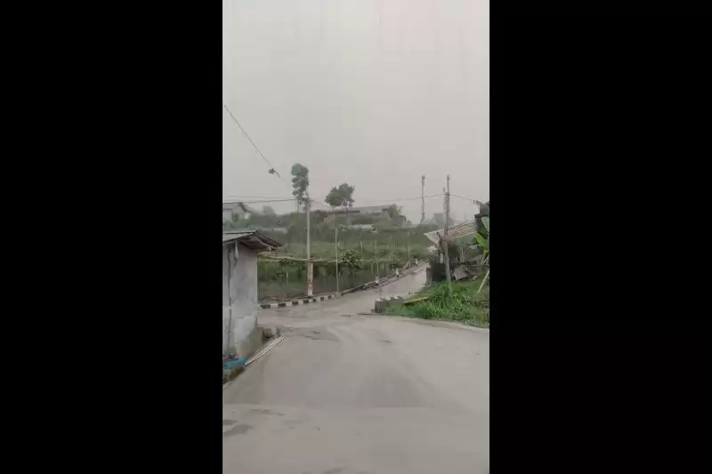 Hujan air bercampur abu vulkanik terjadi di wilayah desa Tlogolele, Kecamatan Selo, Kabupaten Boyolali, Jawa Tengah. [Foto: ANTARA/HO-BPBD Kabupaten Boyolali]