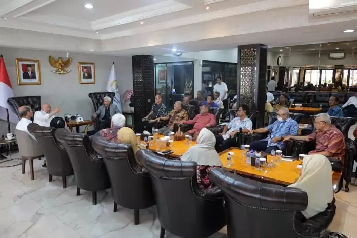 Ketua DPD RI AA LaNyalla Mahmud Mattalitti menerima audiensi Kelompok Pancasila Berdaulat Bangsa Selamat dan UI Watch di Rumah Dinas Ketua DPD RI, Kuningan, Jakarta Selatan. [Foto: Doc. DPD]