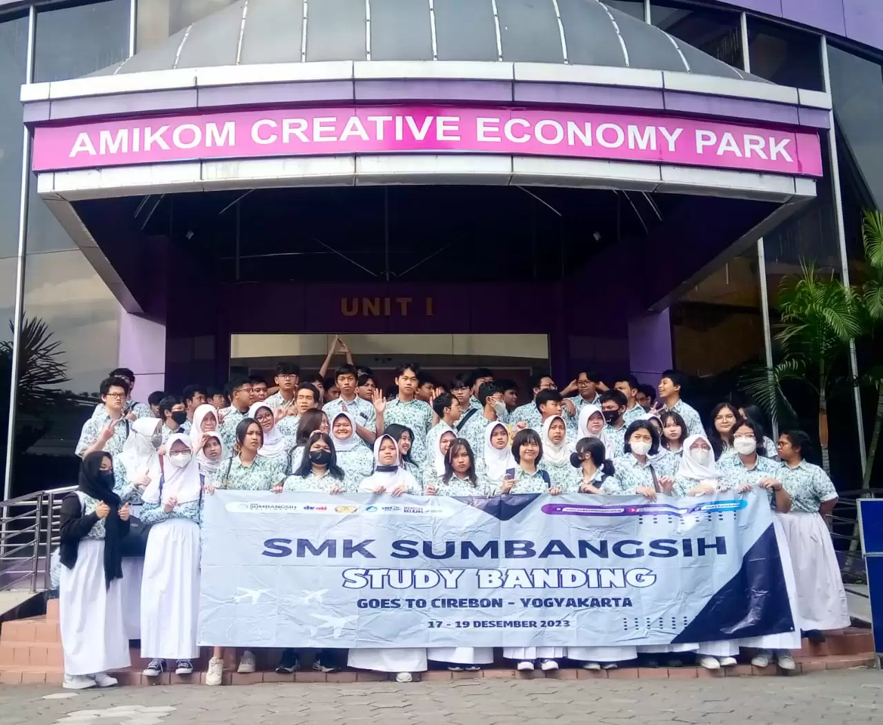 SMK Sumbangsih Jakarta Study Tour ke Yogyakarta: Upaya Studi Banding untuk Menambah Wawasan
