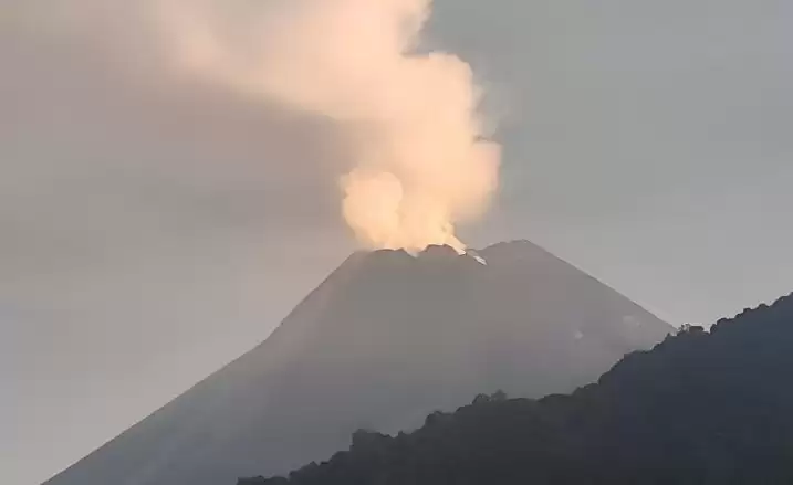 Pantaun Gunung Merapi pada Rabu (27/12/2023). Foto: Antara