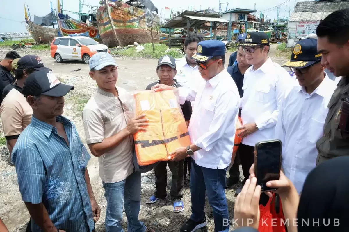 Menhub Budi Karya Sumadi membagikan "life jacket" bagi nelayan di Pelabuhan Perikanan Nusantara (PPN) Brondong, Kabupaten Lamongan, Jawa Timur, Minggu (21/1). (Foto: ANTARA)