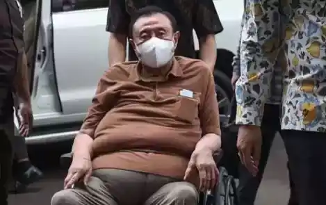 Adjie (A) duduk di kursi roda (Foto: Dok MI)