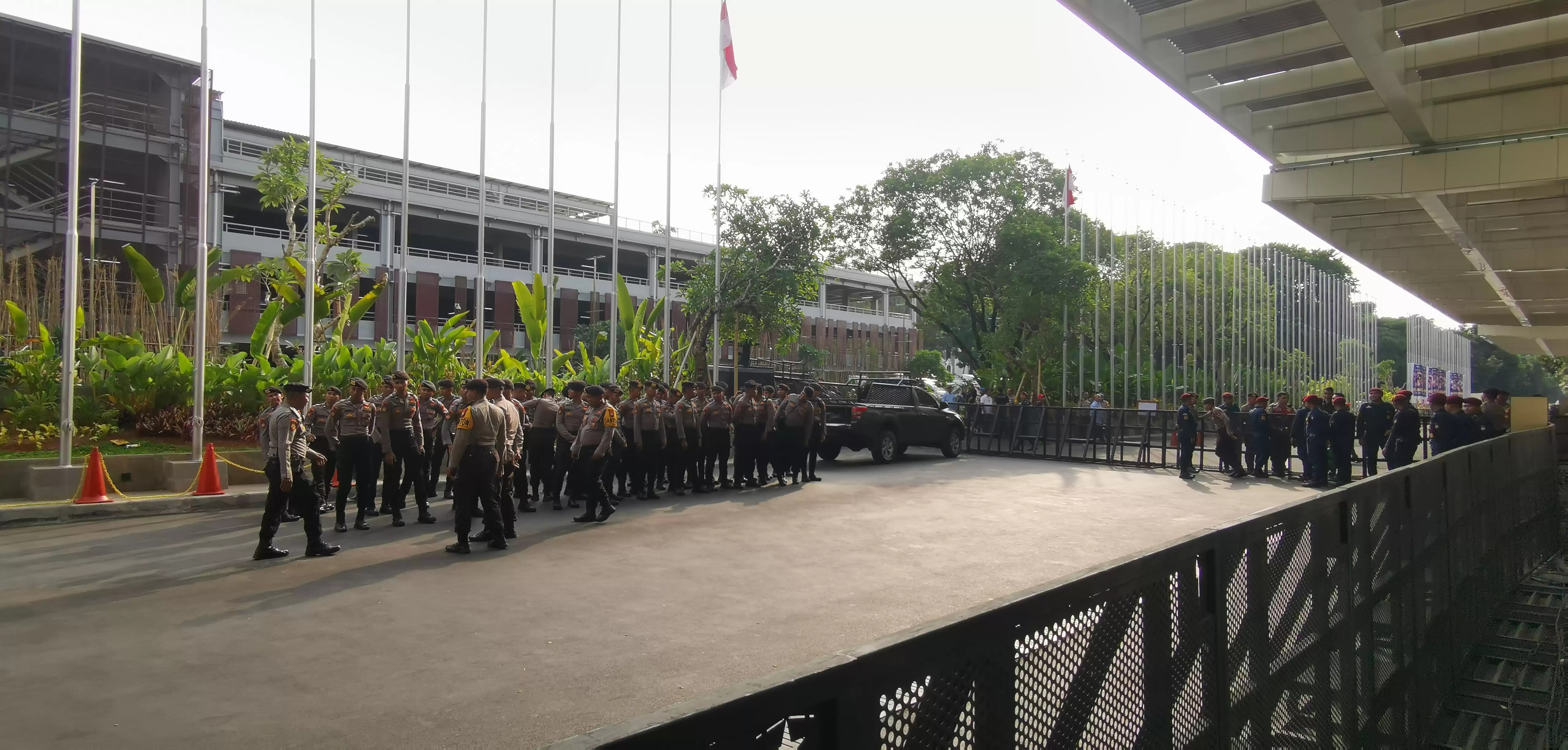 Sejumlah Personal Polri Terlihat Tengah Melakukan Persiapan Pengamanan di Gedung JCC Senayan, Jakarta Pusat (Foto: MI/Dhanis)