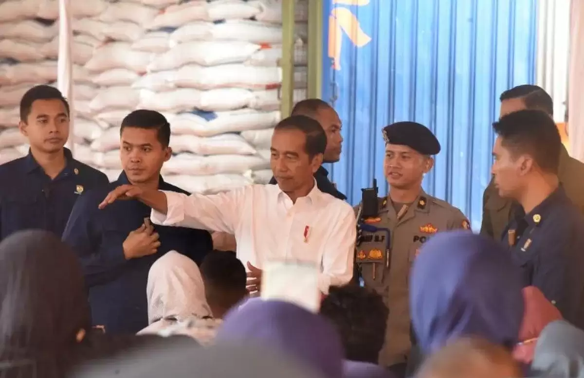Presiden Joko Widodo (tengah) menyapa warga penerima manfaat saat meninjau penyaluran bantuan pangan beras di Serang, Banten, Senin (8/12) (Foto: Antara)